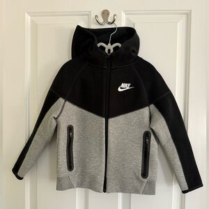 Nike Tech Fleece Hoodie Boys Size 6/7
Sportswear Full Zip